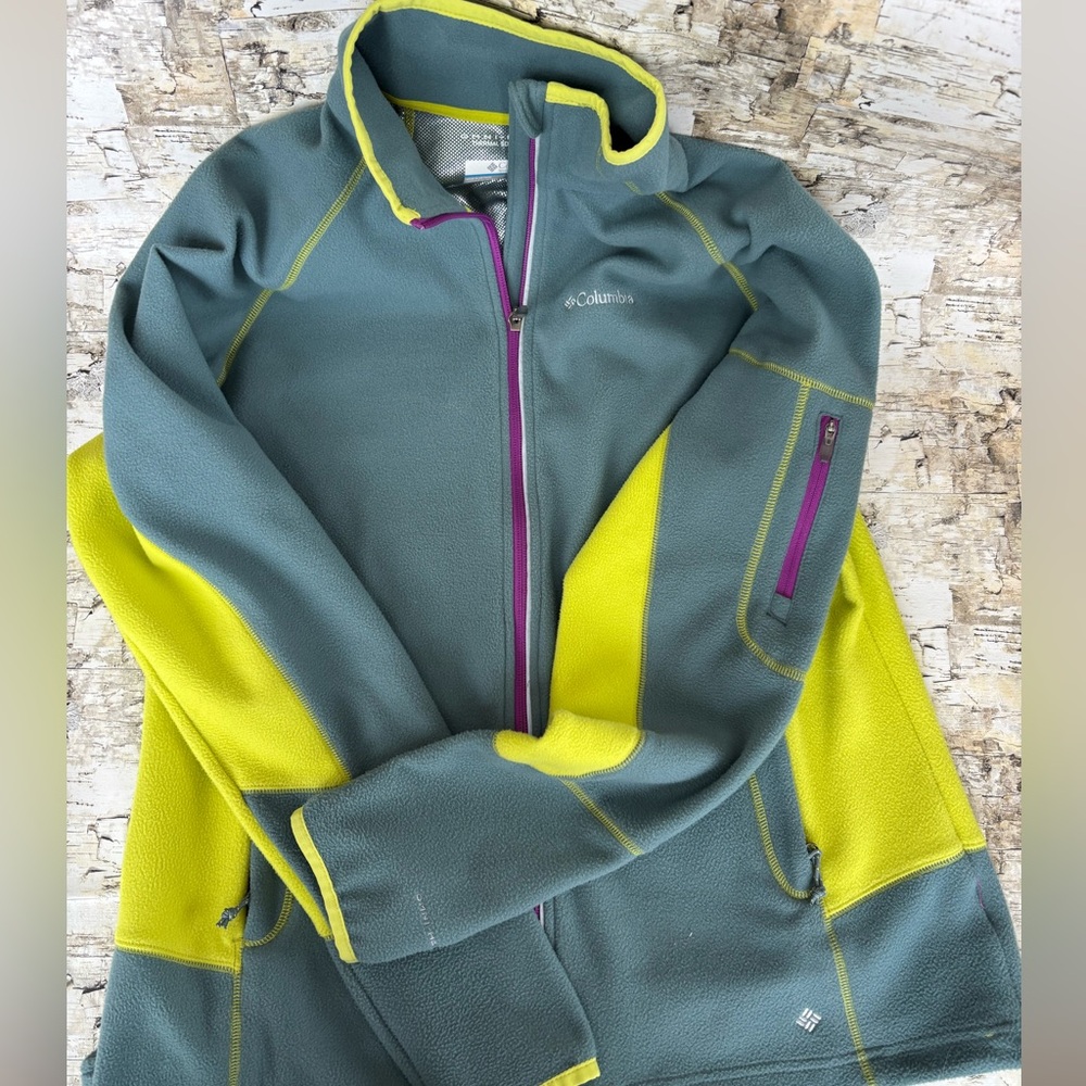 Women’s full zip Columbia Omni-tech fleece jacket.